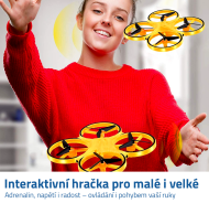 Dron ovládaný pohybem ruky